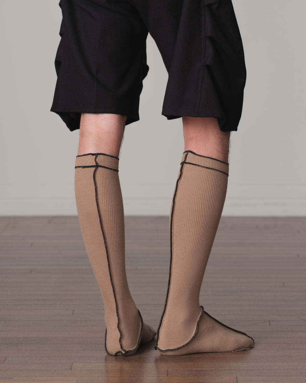 Socks Long- Cotton95% Rib- Black <402> Stitch- Beige <8> Body