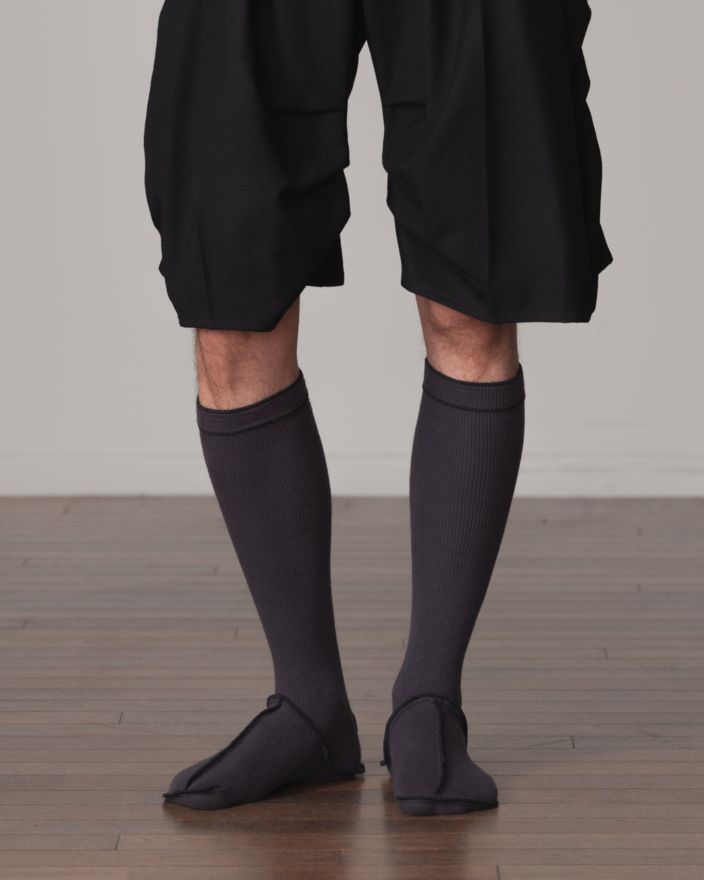 Socks Long- Cotton95% Rib- Black <402> Stitch- Grey <20> Body
