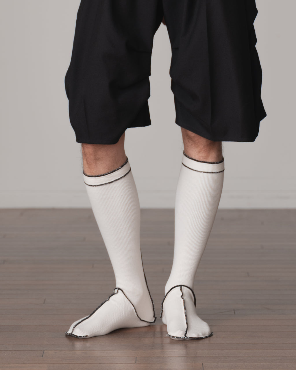 Socks Long- Cotton95% Rib- Black <402> Stitch- Off White <211> Body