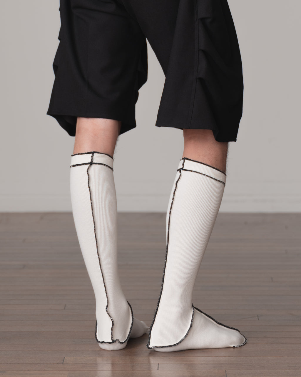 Socks Long- Cotton95% Rib- Black <402> Stitch- Off White <211> Body