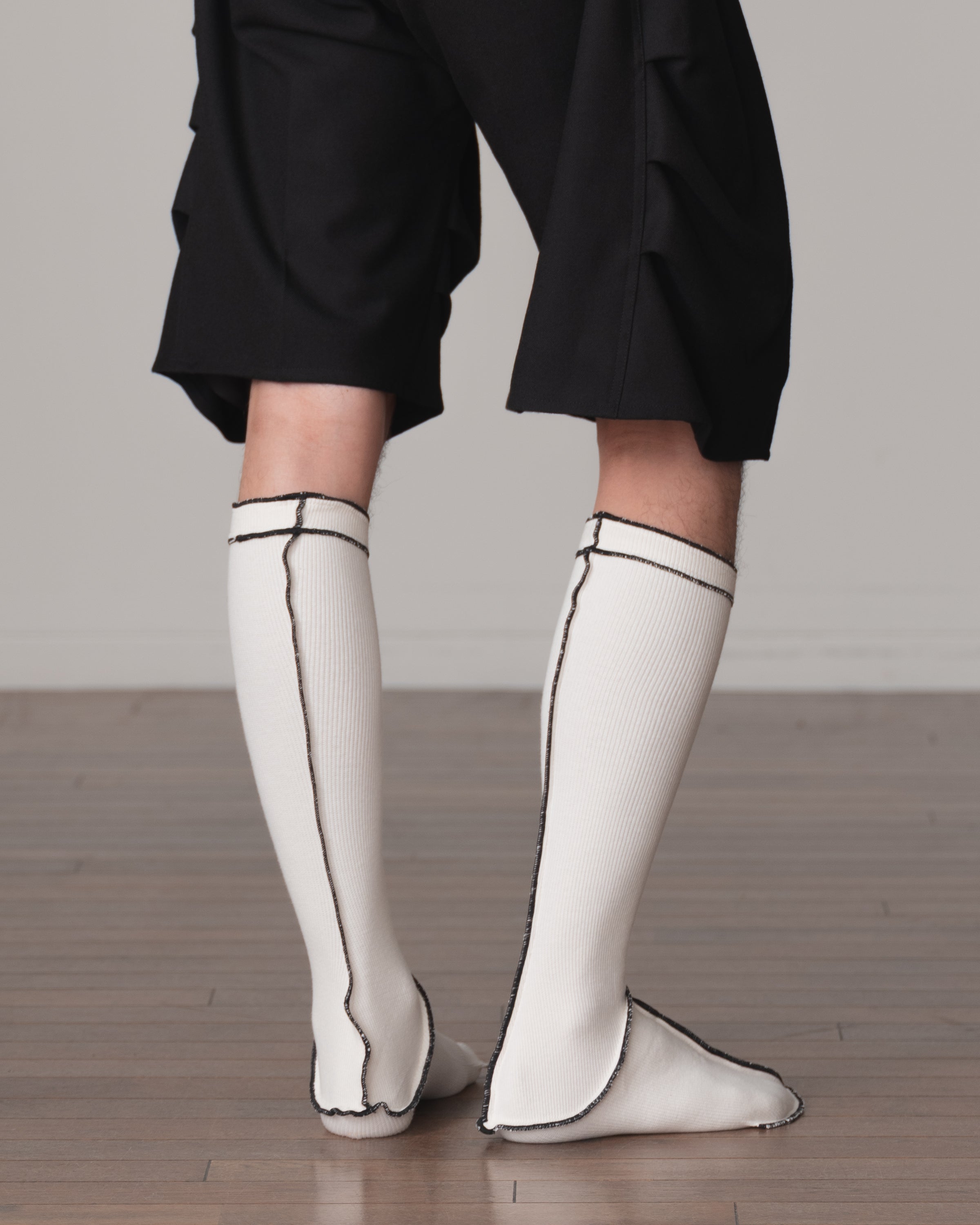 Socks Long- Cotton95% Rib- Black <402> Stitch- Off White <211> Body