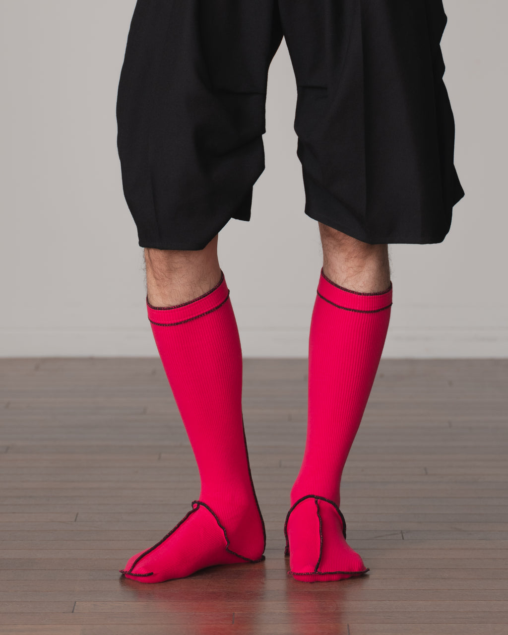 Socks Long- Cotton95% Rib- Black <402> Stitch- Pink <302> Body