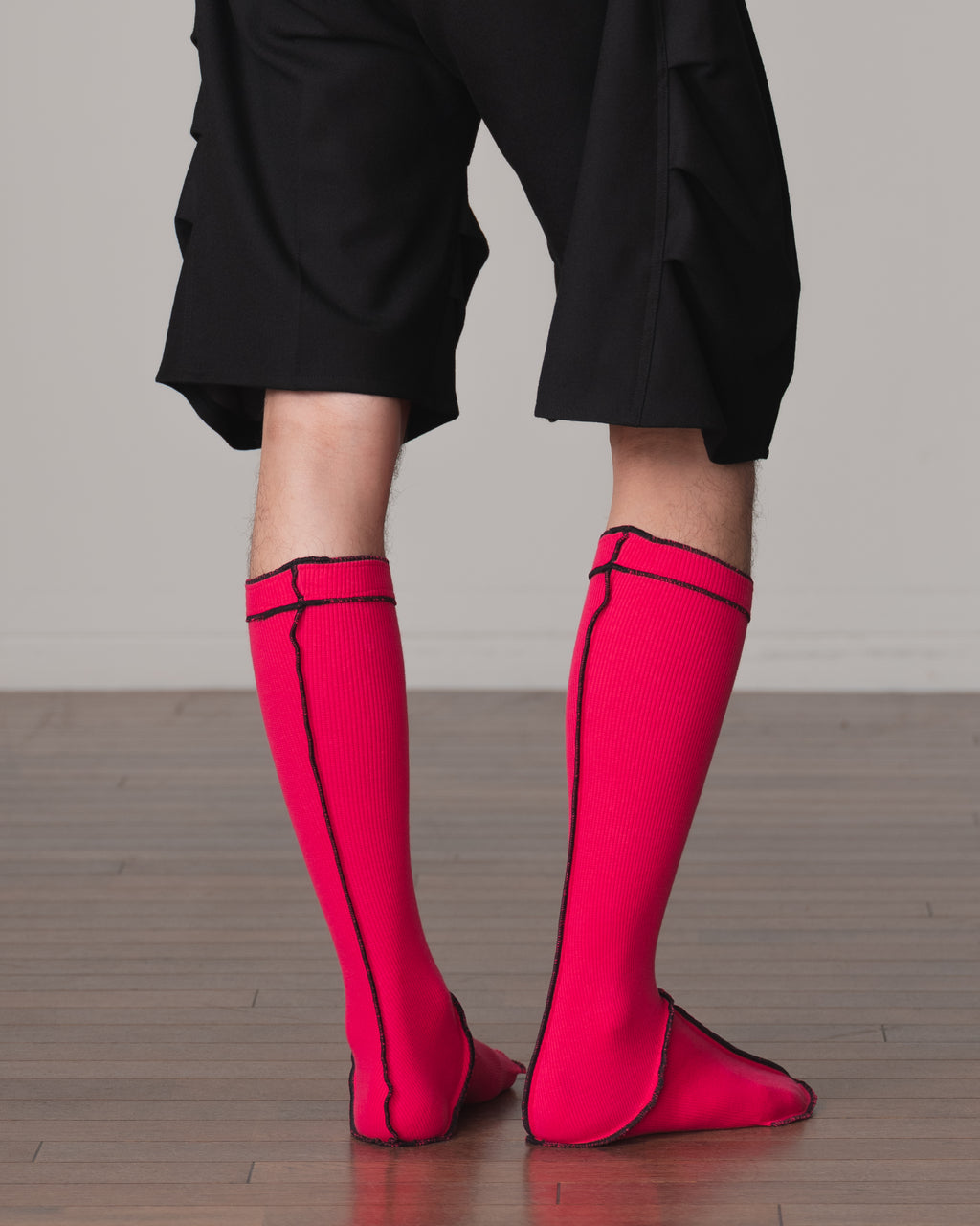 Socks Long- Cotton95% Rib- Black <402> Stitch- Pink <302> Body
