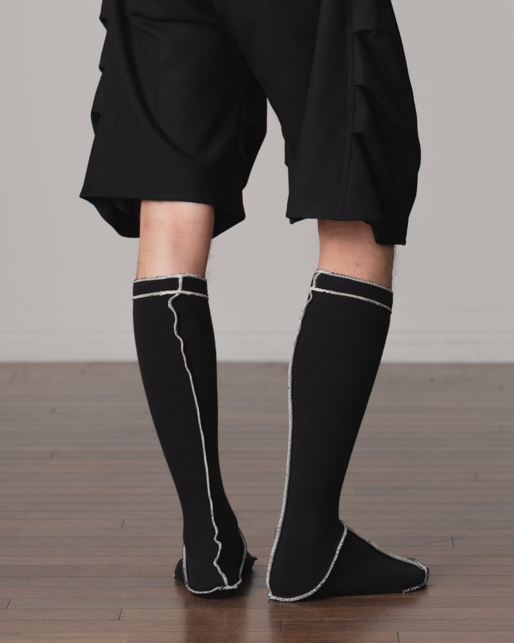 Socks Long- Cotton95% Rib- Ivory <83> Stitch- Black <99> Body
