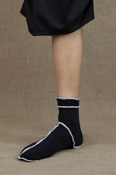 Socks Short- Black <56> Body- white <148> Stitch
