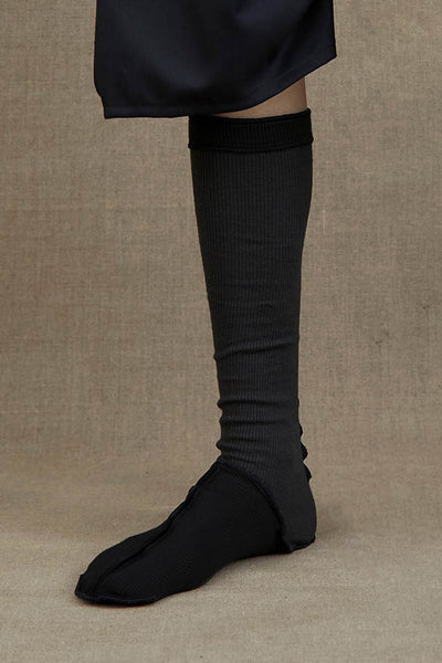 Socks Long- Black <99>/ Grey <20> Body- Black <402> Stitch