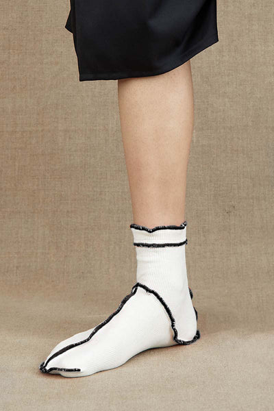 Socks Short- Off White <211> Body- Black <402> Stitch