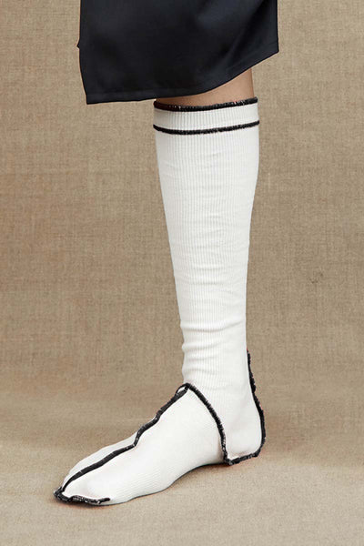 Socks Long- Off White <211> Body- Black <402> Stitch