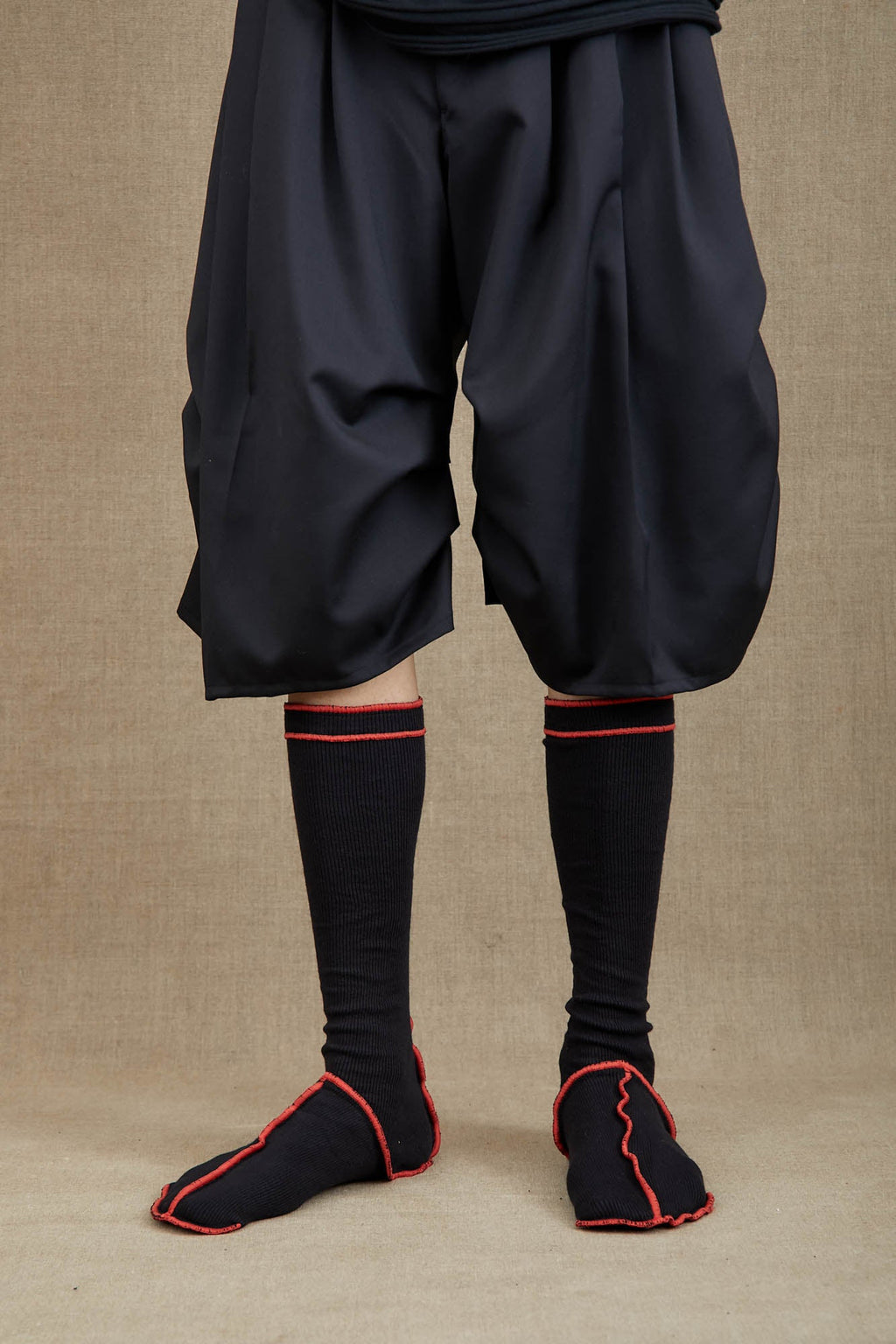 Socks Long - Black <99> Body - Red <154> Stitch - Christopher Nemeth - Accessories - Online Store - 0000 - 20311