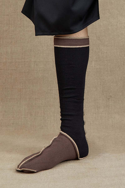 Socks Long- Brown <47>/ Black <99> Body- Beige <716> Stitch